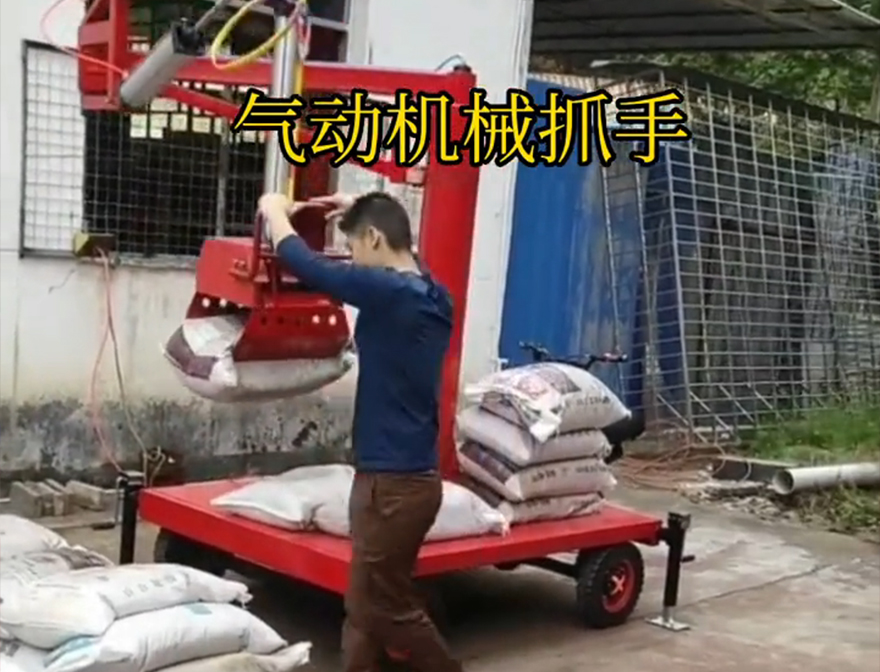 呼伦贝尔市机械抓手呼伦贝尔市气动吊砖价格机械抓手青储搬运机装卸水泥神器优点呼伦贝尔市气动助力机械臂